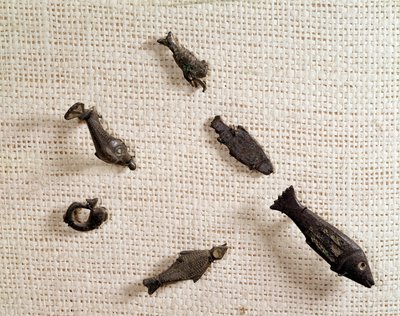 Christelijke oudheid: fibulae en metalen sieraden in de vorm van vissen door Paleo Christian Paleo Christian