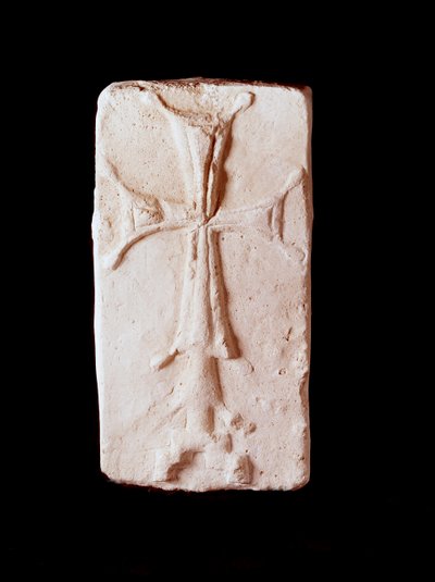 Paleochristelijke kunst: steen versierd met een kruis. Van Kharg Island, Iran. Parijs, Louvre Museum door Paleo Christian Paleo Christian
