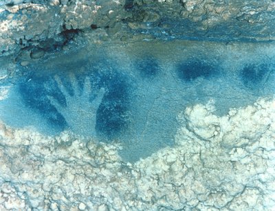 Handsjabloon, uit het bovenste gedeelte van het Gevlekte Paardenpaneel, Laat Boven-Paleolithische Periode, Solutréen cultuur door Paleolithic Paleolithic