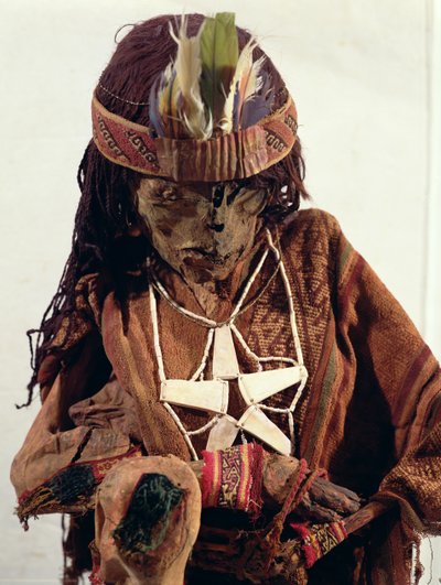 Mummie versierd met botten sieraden door Paracas Culture