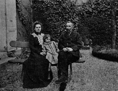 M. en Mme Curie in de tuin van hun huis in Parijs, c1902 door Paris Ellis