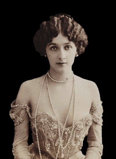 Portret van de operazangeres Lina Cavalieri door Paris . Photo studio Reutlinger