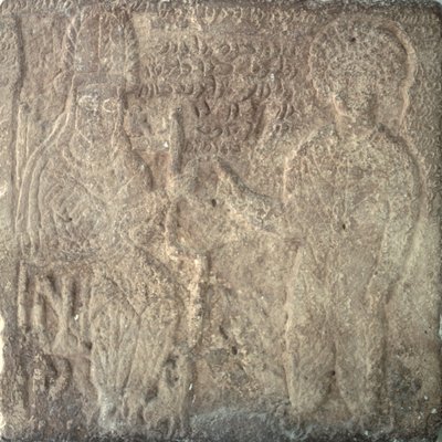 Zeldzame stèle die Artabanus V, de laatste Parthische koning, toont die Khwasak, de satraap van Susa, investeert: hij overhandigt een ring als symbool van zijn autoriteit, uit Susa, Iran, 14 september AD 215 (kalksteen) door Parthian School