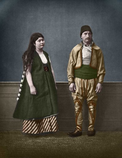 Portret van een Bulgaarse vrouw uit Sofia en een Bulgaarse man rond 1890. Gekleurde fotografie door Pascal Sebah (1838-1890) door Pascal Sébah