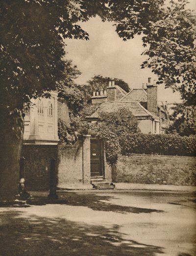 Zonlicht en schaduw op een kronkelende Highgate-weg, ca. 1935 door Paterson