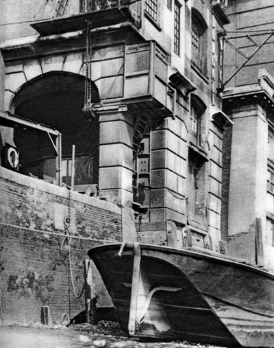 De overblijfselen van een Thames-side stadshandelaar herenhuis, nabij Cannon Street Station, 1926-1927 door Paterson