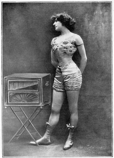 De actrice Polar poseert naast een barbaarse orgel, gekleed in het kostuum dat ze droeg in het stuk 