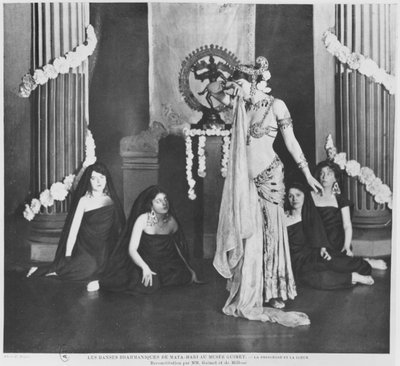 Mata Hari optredend in Musee Guimet, Parijs, 13 maart 1905 door Paul Boyer