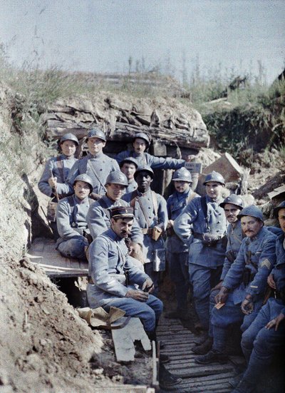 Een groep Franse soldaten in een loopgraaf aan het front, Hirtzbach, Departement Haut-Rhin, Elzas, Frankrijk, 16 juni 1917 door Paul Castelnau