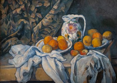 Stilleven met een gordijn door Paul Cézanne