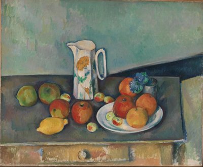 Stilleven, melkkan en fruit op een tafel door Paul Cézanne
