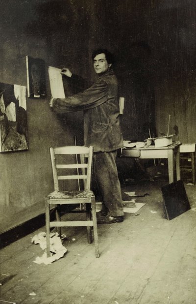 Amedeo Modigliani in zijn studio, ca. 1915 (zwart-wit foto) door Paul Guillaume