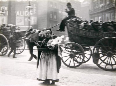 Een vrouwelijke krantenverkoper, Londen, c.1890s door Paul Martin