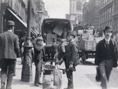 Sherbet of Waterseller in Cheapside, 1893 door Paul Martin