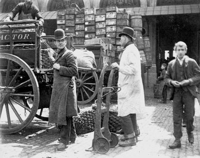 Lossen op Billingsgate Market, Londen, 1893 door Paul Martin
