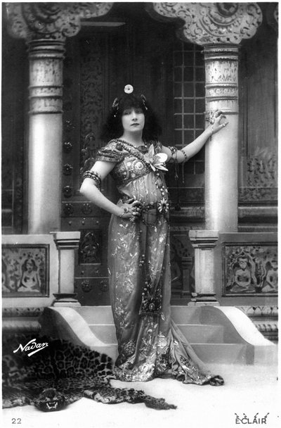 Henriette Rosine Bernard alias Sarah Bernhardt (1844-1923) als Izëyl, ansichtkaart door Paul Nadar