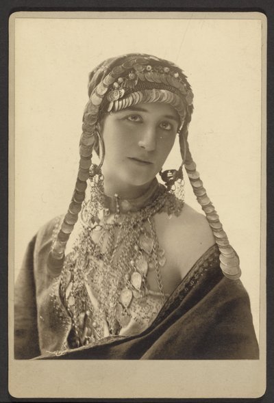 [Onbekende vrouw in theaterkostuum]. door Paul Nadar