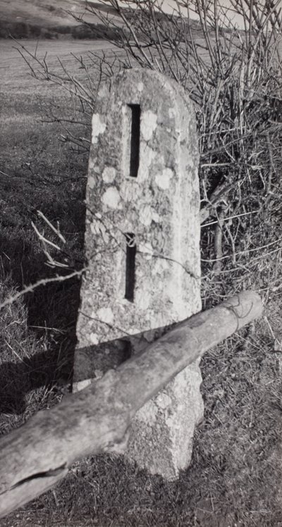 Stenen Post door Paul Nash