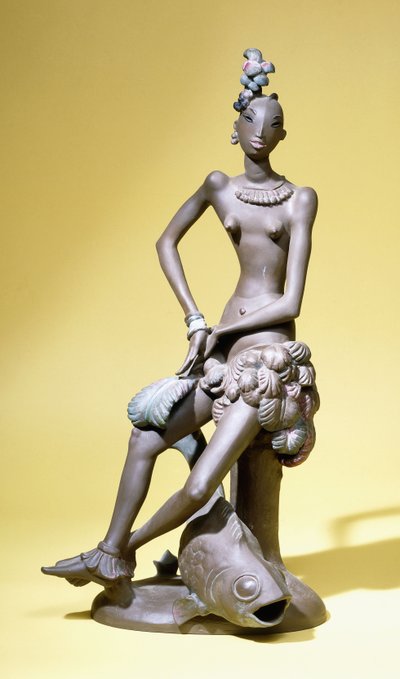 Een Afrikaanse danseres zittend met een grote vis aan haar voeten, een terracotta figuur uit Karlsruhe door Paul Scheurich