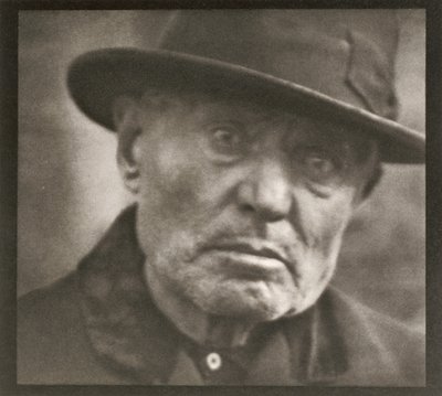 Foto - New York [Man - Five Points Square]. door Paul Strand