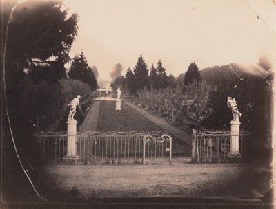 Tuintafereel met standbeelden,c. 1853 (foto) door Paul Thivier
