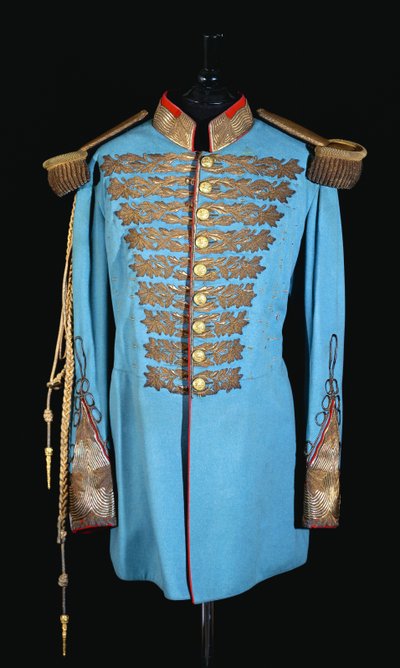 Een Perzisch hofuniform van poederblauwe wolstof geborduurd met goudkleurige draad, goudkleurige epauletten, gevoerd met scharlaken satijn door Persian School