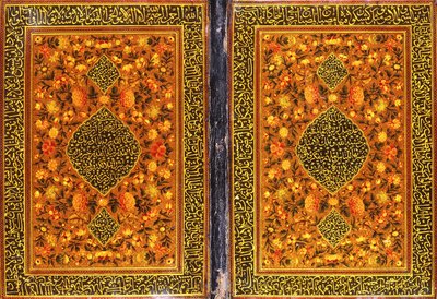 Een Qajar Koranbinding, geschilderd met een bloemmotief en een medaillon met een thuluth-inscriptie, ca. 1801-2 door Persian School
