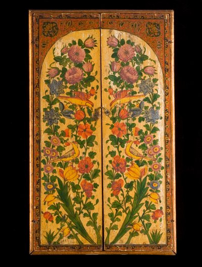 Een grote Qadjar polychrome gelakte spiegel, met de deuren gesloten om de versierde panelen te onthullen door Persian School