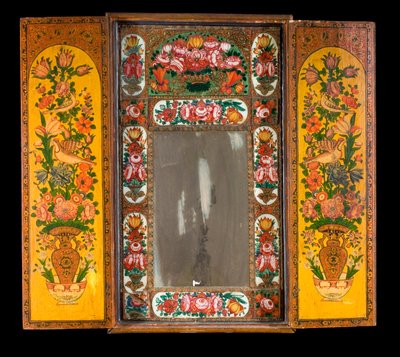 Een grote Qadjar polychrome gelakte spiegel, met de deuren open om het versierde interieur te onthullen door Persian School