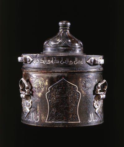 Een zeer fijne Oost-Perzische zilveren en koperen ingelegde bronzen inktpot en deksel door Persian School