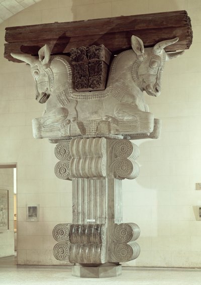 Kapiteel in Perzische stijl van een kolom in de Apadana, uit het Paleis van Darius de Grote in Susa, Iran, ca. 500 v.Chr. door Persian School