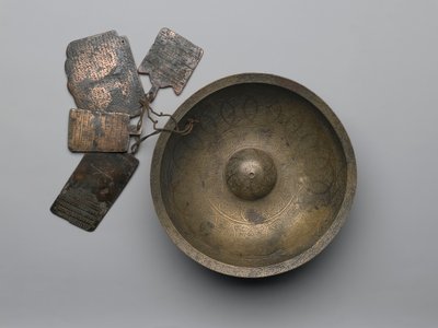Chihil Kilid waarzegkom met inscripties, dierenriemtekens en vier plaquettes, 1679 door Persian School