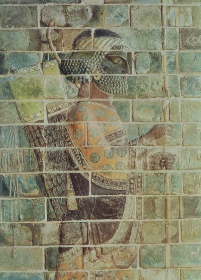 Detail van een boogschutter van een fries, van het Paleis van Darius de Grote (548-486 v.Chr.) in Susa, Iran, Achaemenidische Periode, ca.500 v.Chr. door Persian School