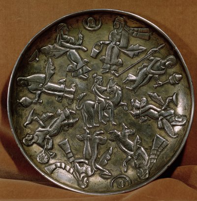Schaal met reliëfdecoratie die de godin Anahita omringd door acht vrouwelijke figuren voorstelt (zilver) door Persian School