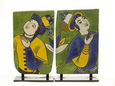 Fragmentarische tegels met figuratieve decoratie door Persian School