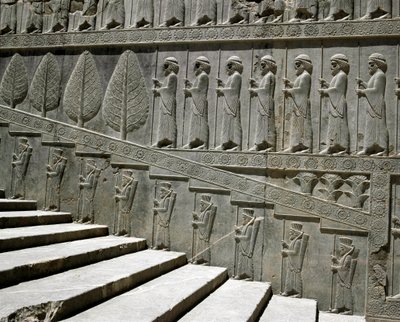 Wachters van Susa en Perzië. Reliëfs van de oostelijke trap van de Apadana, 6e eeuw v.Chr. door Persian School