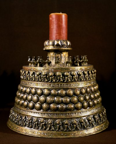 Islamitische kunst: bronzen kandelaar met zilveren inleg. Perzische kunst uit de 12e eeuw. Caïro, Museum voor Islamitische Kunst door Persian School