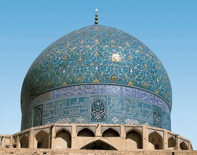 Perzische architectuur (Safavid): de koepel van de Koninklijke Moskee (of Masjid I-Shah): detail van de keramiek van de ingang. 1612-1630. Isfahan, Iran. door Persian School