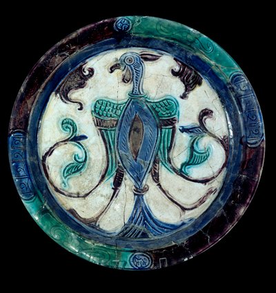 Perzische kunst: schaal in polychrome faience met de voorstelling van een vogel door Persian School