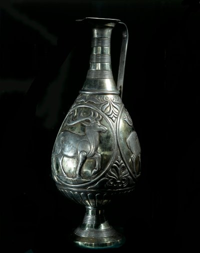 Perzische kunst: zilveren karaf versierd met medaillons die herten voorstellen. 5e-7e eeuw. Privécollectie door Persian School