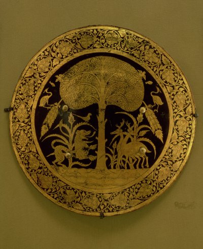Bord met een rand van gestileerde bloemen rondom een scène van exotische dieren onder een spreidende boom (verguld brons) door Persian School