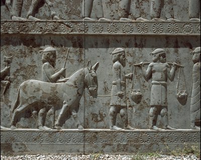 Onderworpen volkeren brengen geschenken aan Darius I. Reliëfs van de oostelijke trap van de Apadana, 6e eeuw v.Chr. door Persian School