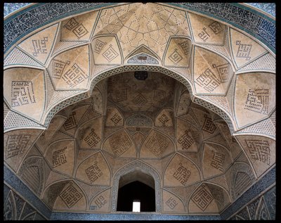 Zicht op het plafond van een van de iwans door Persian School