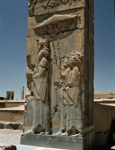 Uitzicht op de tripylon van het paleis van Darius, 6e eeuw v.Chr. door Persian School