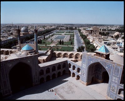 Uitzicht over de stad vanaf het koninklijke plein, de gang van de Jameh-moskee, rechts de sheik Lotfolla-moskee, links de Ali Qapu-moskee door Persian School
