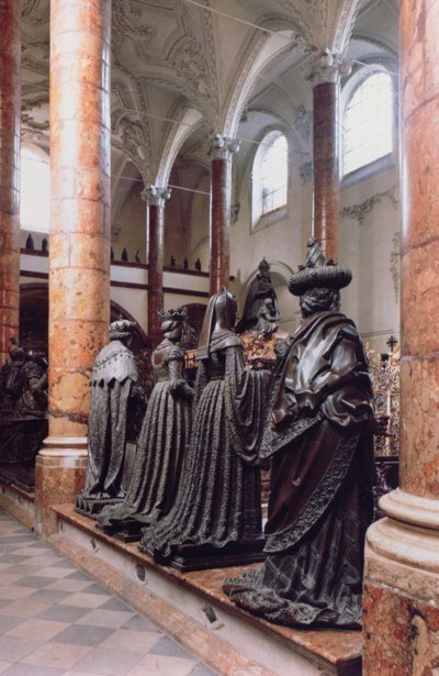 Graf van Maximiliaan I (1459-1519) zicht op vier bronzen figuren van rouwenden, mogelijk voorouders, familieleden of tijdgenoten, het ontwerp toegeschreven aan Gilg Sesselschreiber door Peter (workshop of) Vischer