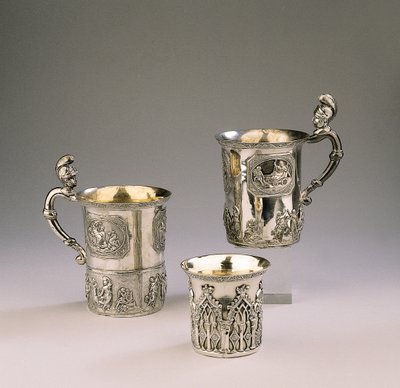 Twee mokken, 1830 en 1795, en een beker door Peter Andreas Moller