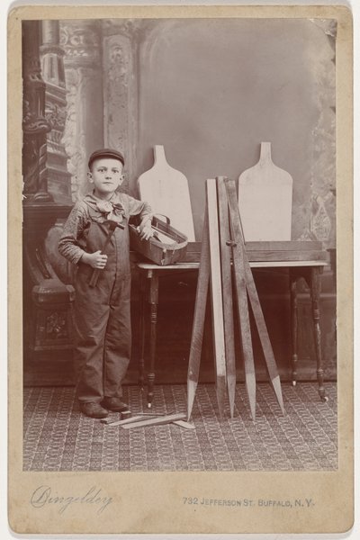 Portret van een timmermanshulp,c. 1900 (foto) door Peter Dingeldey