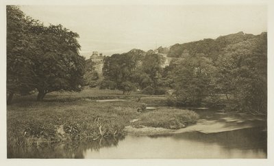 Haddon Hall, vanaf de weiden door Peter Henry Emerson