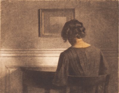 Jong meisje bij een halfronde tafel door Peter Vilhelm Ilsted
